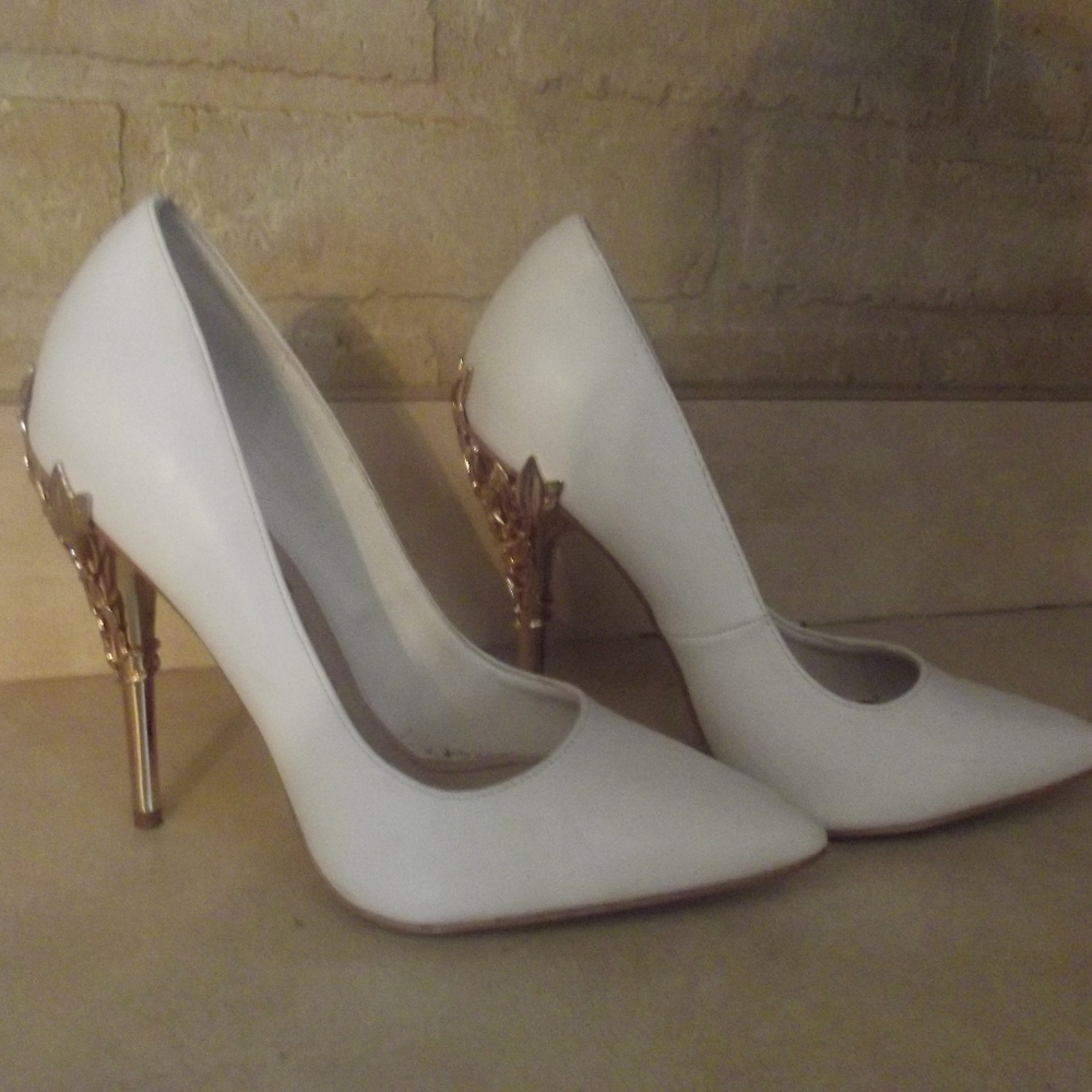 Shoe Dazzle white pump